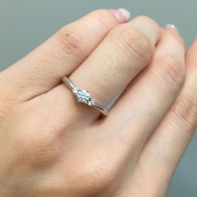 【4℃ BRIDAL(ヨンドシーブライダル)の口コミ】 メレダイヤ含めて、ダイヤが3つ連なっているデザインがいいなと漠然と思っ…