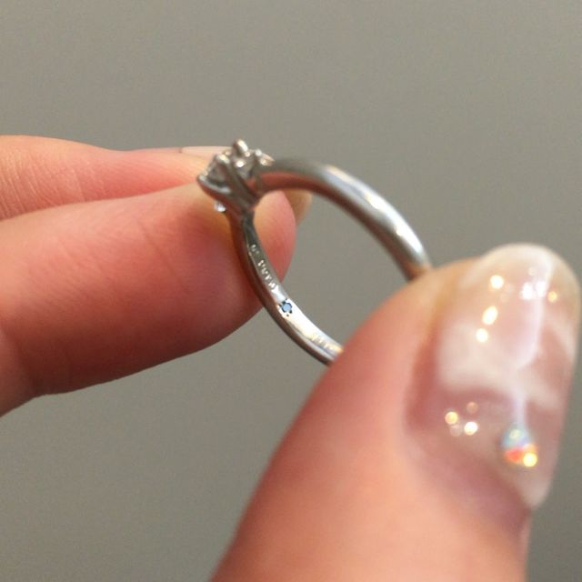 【4℃ BRIDAL(ヨンドシーブライダル)の口コミ】 メレダイヤ含めて、ダイヤが3つ連なっているデザインがいいなと漠然と思っ…