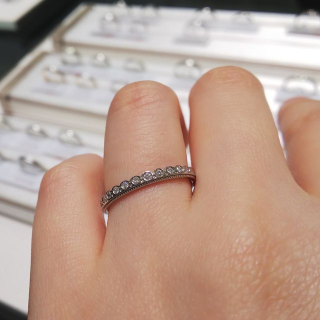 【アイプリモ(I-PRIMO)の口コミ】 女性のアリアドネには、たくさんのメレダイヤモンドとミルグレインが施さ…