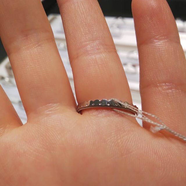 【アイプリモ(I-PRIMO)の口コミ】 女性のアリアドネには、たくさんのメレダイヤモンドとミルグレインが施さ…