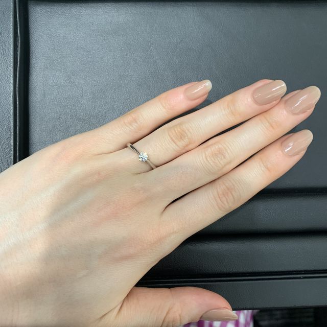 【ラザール ダイヤモンド(LAZARE DIAMOND)の口コミ】 婚約指輪はダイヤモンドを主役にしたかったので、シンプルなソリティアリ…