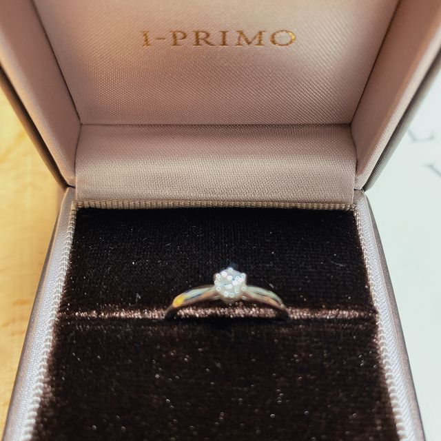 【アイプリモ(I-PRIMO)の口コミ】 形にとっても迷いましたが、色々な指輪を試してみて1番イメージしてた物に…