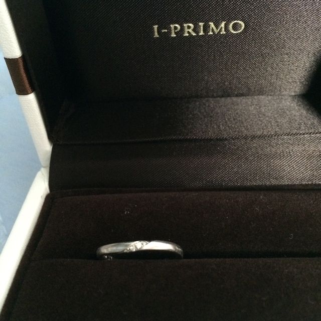 【アイプリモ(I-PRIMO)の口コミ】 様々な指輪を試着し、最終的に1番好みであったこの指輪に決めました。斜め…