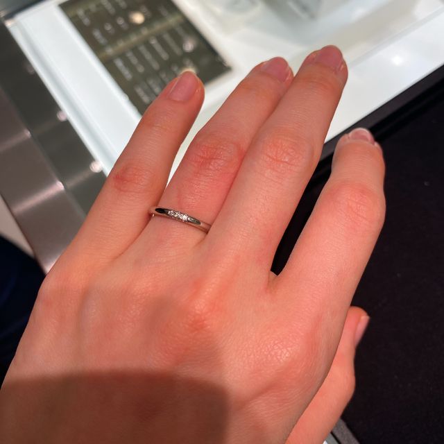【ティファニー(Tiffany & Co.)の口コミ】 細身のリングに3石のダイヤモンドがついています。指輪自体は細いですが、…