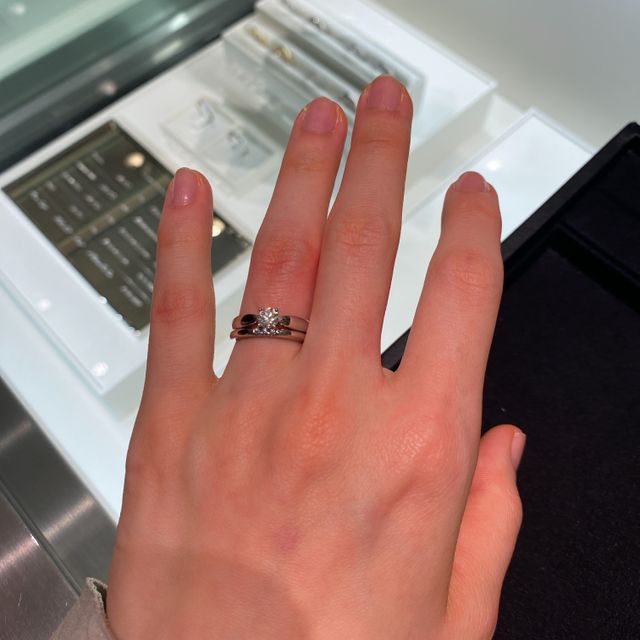 【ティファニー(Tiffany & Co.)の口コミ】 細身のリングに3石のダイヤモンドがついています。指輪自体は細いですが、…