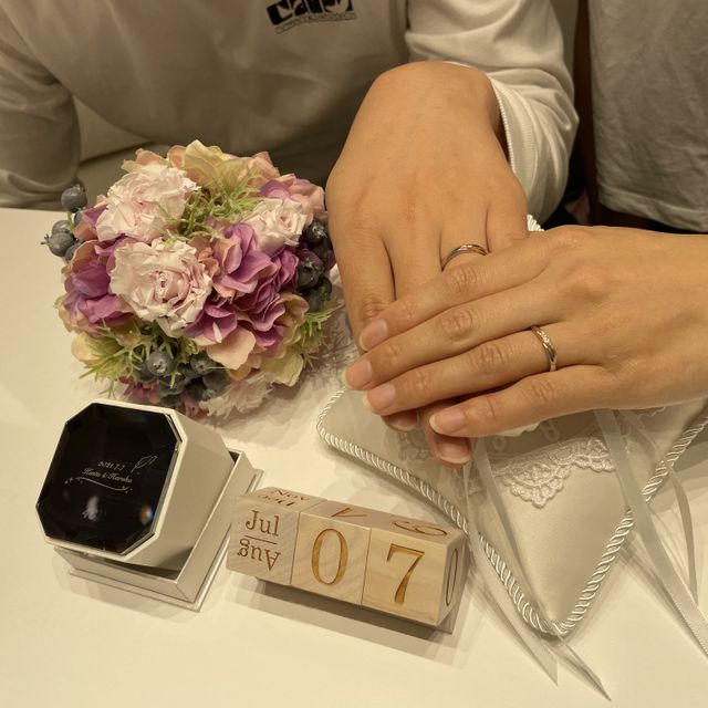 【4℃ BRIDAL(ヨンドシーブライダル)の口コミ】 指輪のデザイン重視で選びました。
シンプルの指輪を探していましたがシン…