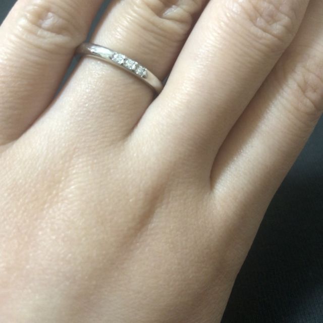 【ラザール ダイヤモンド(LAZARE DIAMOND)の口コミ】 光に当たるとキラキラとラメのように綺麗に光るところが気に入り、購入し…