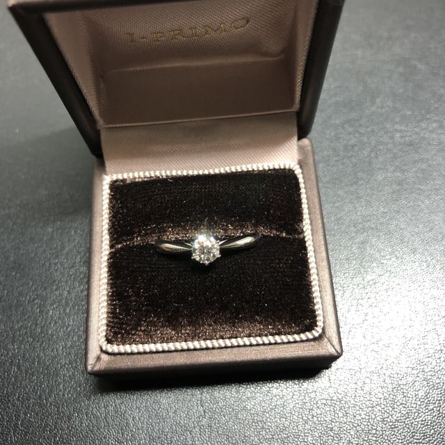 【アイプリモ(I-PRIMO)の口コミ】 　指輪のデザインは、最後までメレタイプ(キタルファ)と悩みましたが、シ…