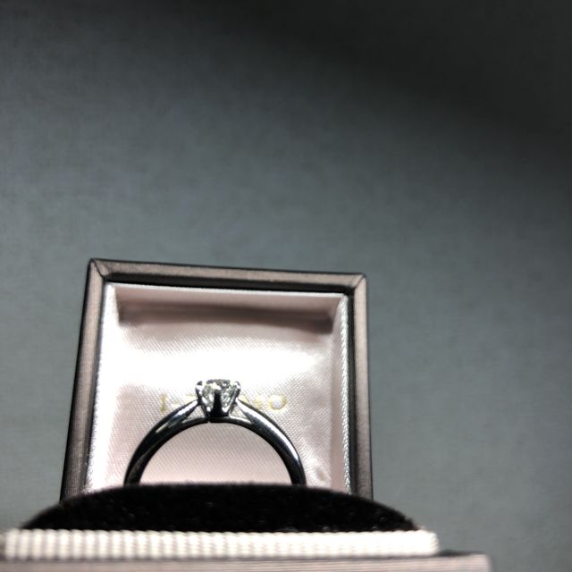 【アイプリモ(I-PRIMO)の口コミ】 　指輪のデザインは、最後までメレタイプ(キタルファ)と悩みましたが、シ…