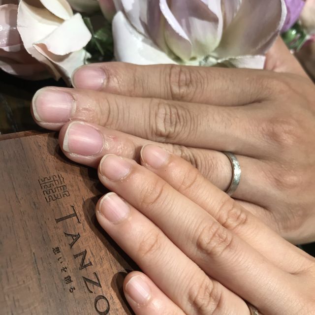 【TANZO.(鍛造指輪)の口コミ】 マットな素材にしたくて、和紙加工という加工をつけました。表面が和紙の…