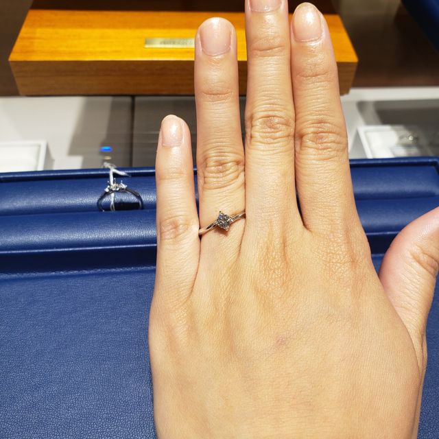 【銀座ダイヤモンドシライシの口コミ】 試着する前は、メレダイヤのあるデザインがいいと考えていましたが、実際…