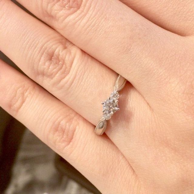 【エクセルコダイヤモンド(EXELCO DIAMOND)の口コミ】 王冠をモチーフにしたリングデザインであり、ミル打ちがアクセントになっ…