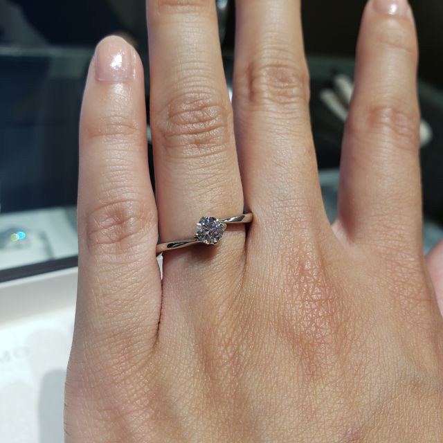 【アイプリモ(I-PRIMO)の口コミ】 一粒石で、立て爪に特徴があり、花が咲いているように石を持ち上げている…