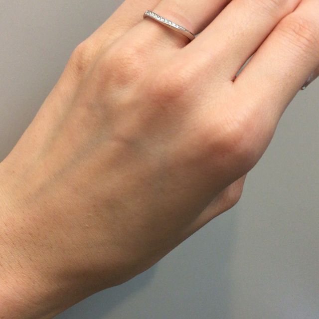 【4℃ BRIDAL(ヨンドシーブライダル)の口コミ】 婚約指輪と重ねた時に華やかになるものを探していました。
婚約指輪がV字…