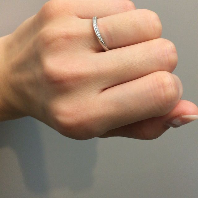 【4℃ BRIDAL(ヨンドシーブライダル)の口コミ】 婚約指輪と重ねた時に華やかになるものを探していました。
婚約指輪がV字…