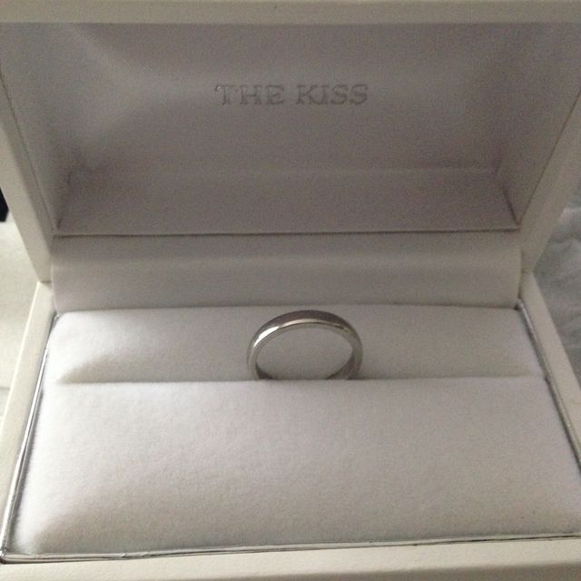 【THE KISS(ザ・キッス)の口コミ】 指輪にお互いの誕生石と好きなメッセージを20文字以内を彫刻できる事から…