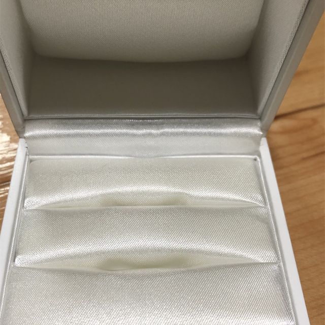 【STAR JEWELRY(スタージュエリー)の口コミ】 ストレートのデザインで将来年老いてもつけていて違和感がなさそうなもの…