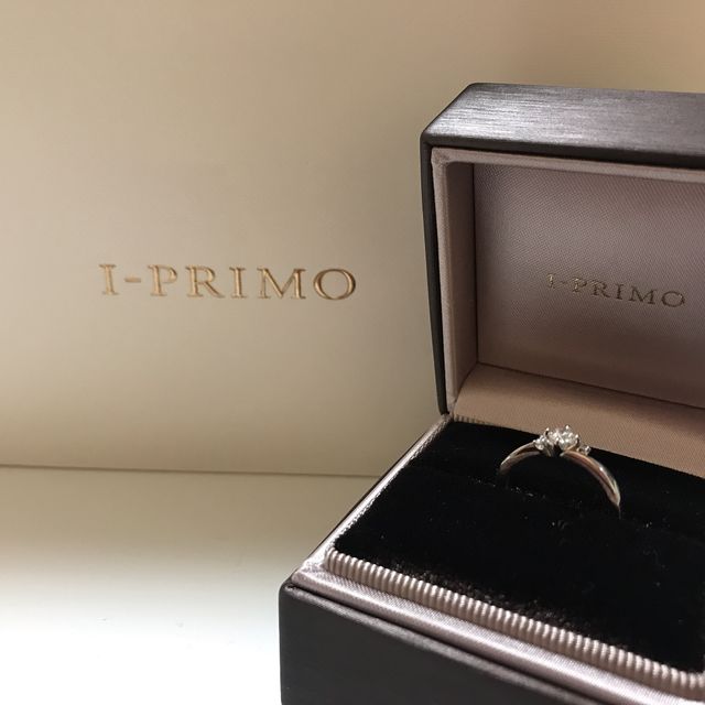 【アイプリモ(I-PRIMO)の口コミ】 婚約指輪は細身でウェーブがかかっているキタルファの右上がりにセッティ…