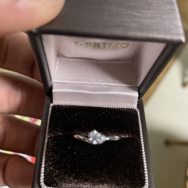 【アイプリモ(I-PRIMO)の口コミ】 指輪のデザインが決め手。中央のダイヤに、片側のみ軽くウェーブしたデザ…