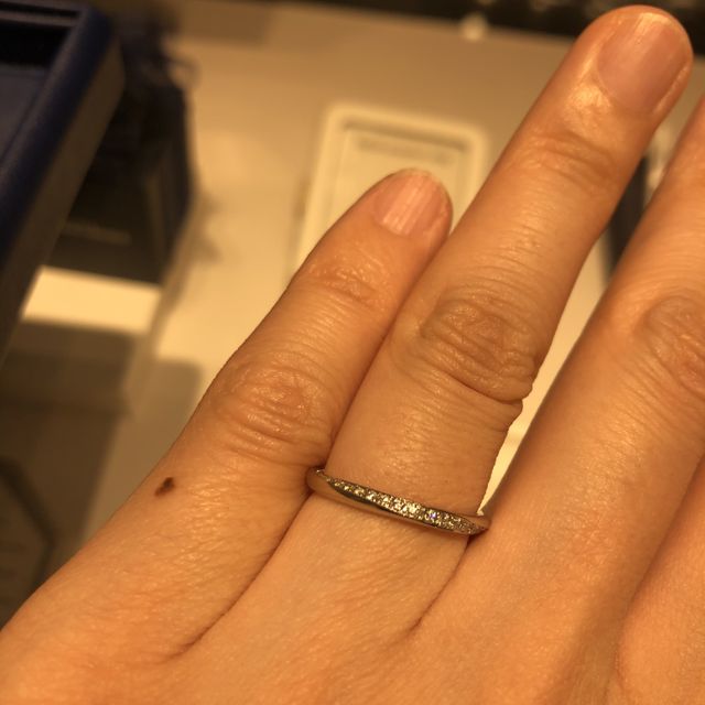 【銀座ダイヤモンドシライシの口コミ】 初めからダイヤモンドが斜めに入っているデザインにしようと決めていまし…