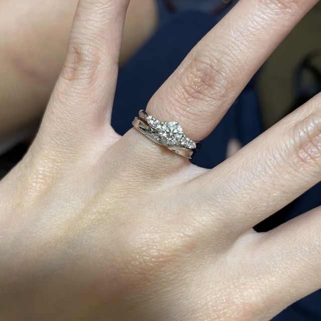 【銀座ダイヤモンドシライシの口コミ】 デザインが決め手でした。また、旦那さんが、スポーツ選手ということもあ…