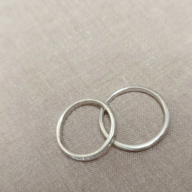 【4℃ BRIDAL(ヨンドシーブライダル)の口コミ】 女性側のデザインはダイヤモンドが斜めに刻んであり、男性側のデザインも…