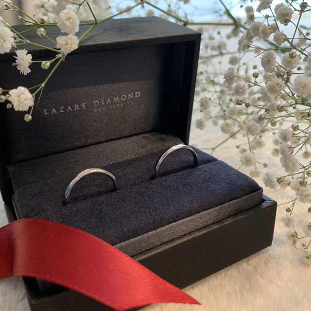 【ラザール ダイヤモンド(LAZARE DIAMOND)の口コミ】 指輪は斜めにダイヤが入ってるデザインがとても可愛くてプライベートで付…