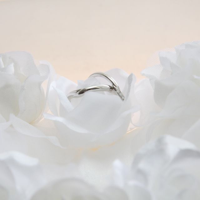 【アイプリモ(I-PRIMO)の口コミ】 指がスラっとして見えるウェーブラインに、キラっと輝きを添える3粒のメレ…