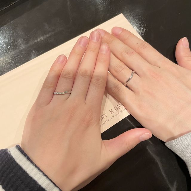 【ケイウノ ブライダル(K.UNO BRIDAL)の口コミ】 メレ入りのデザインのものを探していました。何点か試着した中でバチャマ…