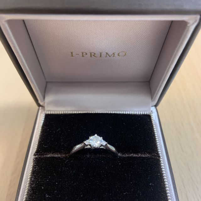 【アイプリモ(I-PRIMO)の口コミ】 ダイヤモンドが美しく、シンプルな飽きの来ないデザインで、プラチナの部…