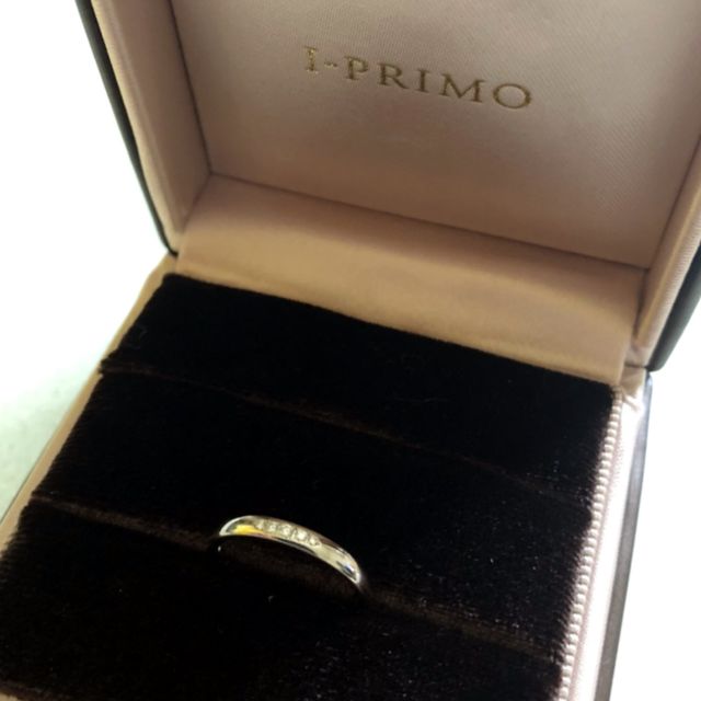 【アイプリモ(I-PRIMO)の口コミ】 シンプルなものを探していました。
大きさの異なるダイヤが上品で輝きがと…