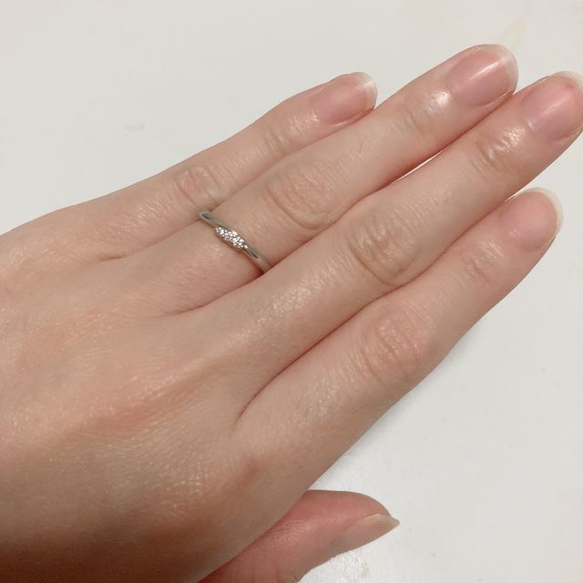 【ラザール ダイヤモンド(LAZARE DIAMOND)の口コミ】 指輪の真ん中にダイヤがあり、なめらかで柔らかい感じのデザインをしてい…