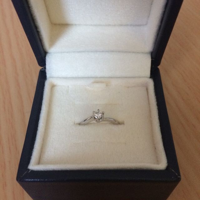 【MAISON JEWELL(メゾンジュエル)の口コミ】 真ん中に大きくダイヤがあり、ダイヤが強調されていて可愛いなと思いまし…