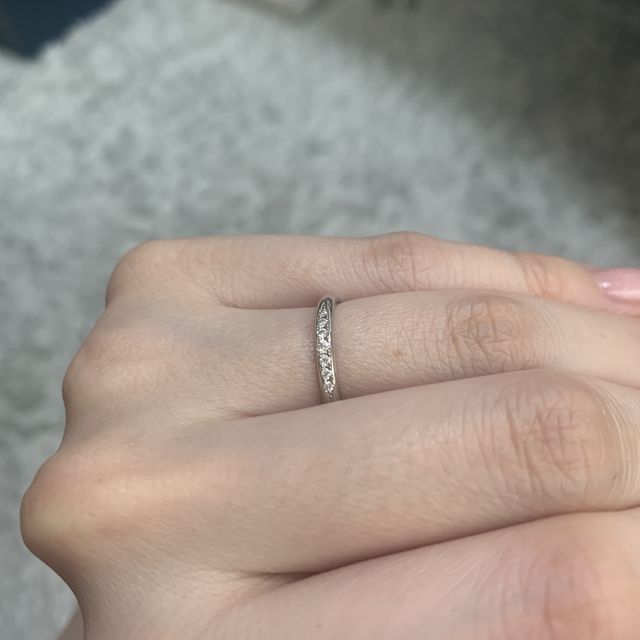 【銀座ダイヤモンドシライシの口コミ】 ストレートタイプでメレダイヤがあり、キラキラしているけどシンプルなも…