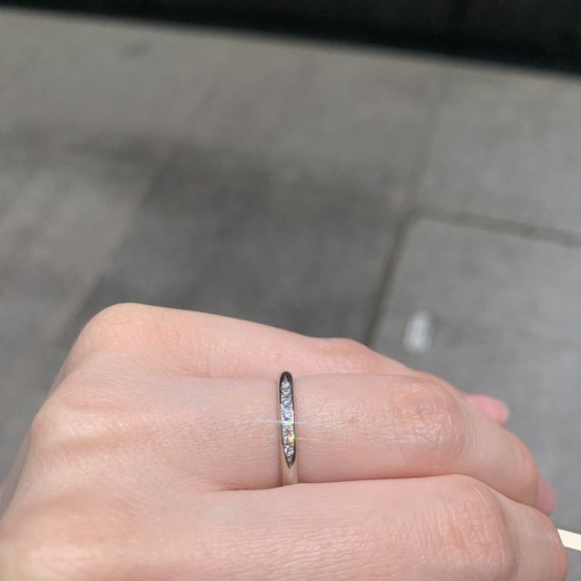 【銀座ダイヤモンドシライシの口コミ】 ストレートタイプでメレダイヤがあり、キラキラしているけどシンプルなも…