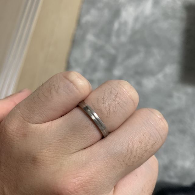 【銀座ダイヤモンドシライシの口コミ】 ストレートタイプでメレダイヤがあり、キラキラしているけどシンプルなも…