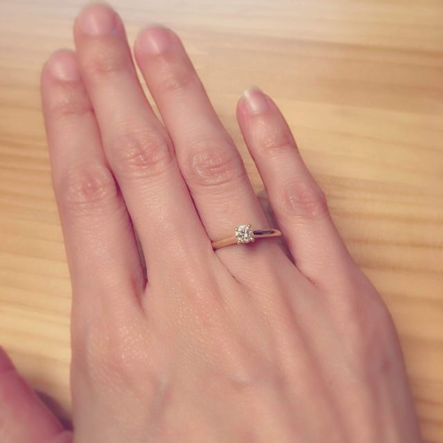 【カルティエ(Cartier)の口コミ】 ゴールドの立て爪で一粒ダイヤのものを探していました。
様々なお店を見て…