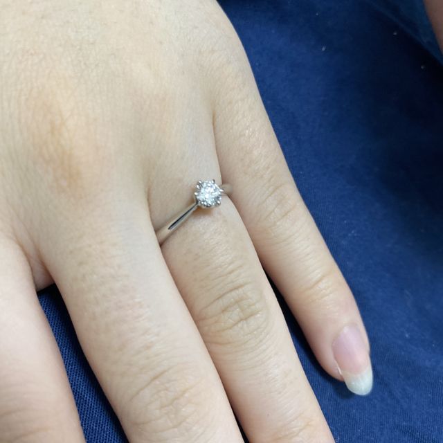 【銀座ダイヤモンドシライシの口コミ】 シンプルですが、横から見るとチューリップになっていて花言葉が真実の愛…