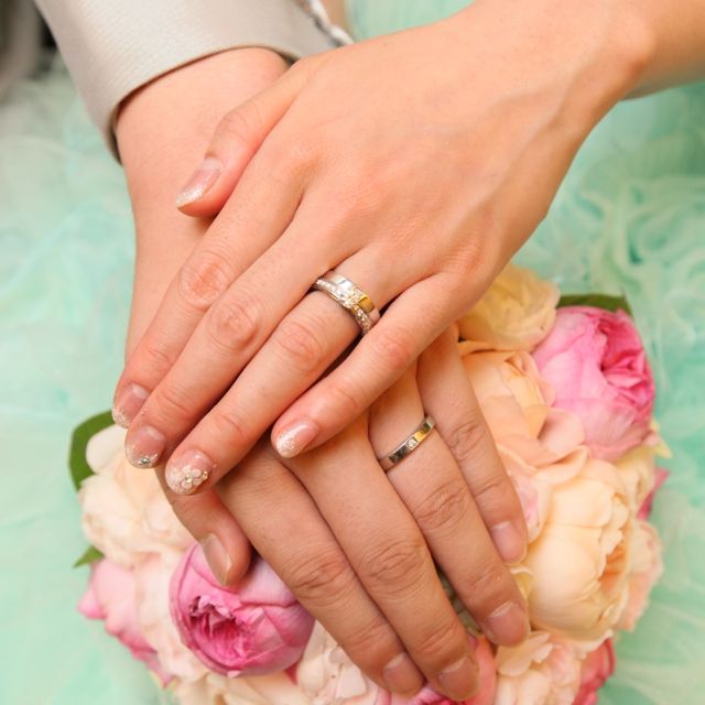 【ブルガリ(BVLGARI)の口コミ】 まず指輪のデザインに一目ぼれしました。中央部と側面にまでダイヤがちり…