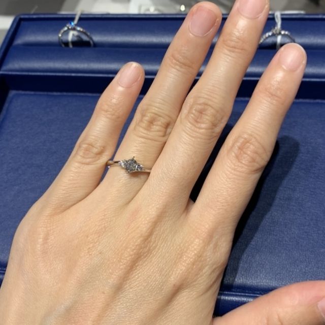 【銀座ダイヤモンドシライシの口コミ】 シンプルなデザインで、ダイヤモンドの輝きが際立って、とても洗練された…