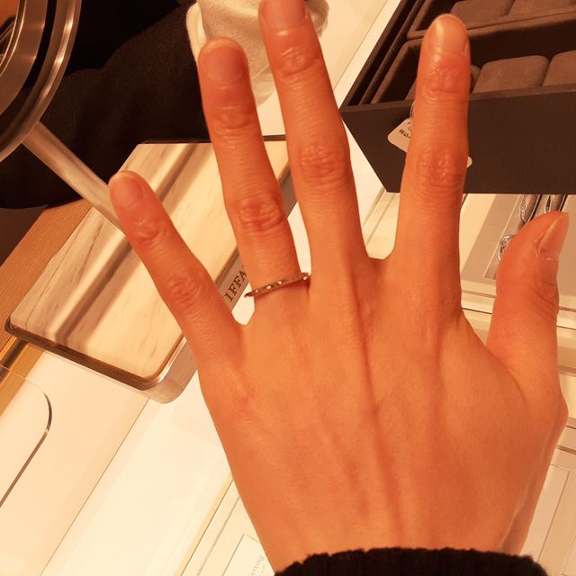 【ティファニー(Tiffany & Co.)の口コミ】 細いデザインを探していたので、自分好みのデザインがありました。シンプ…