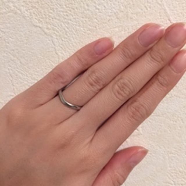 【ティファニー(Tiffany & Co.)の口コミ】 ダイヤが見えていない、だけどただのループの指輪のデザインでは嫌。それ…