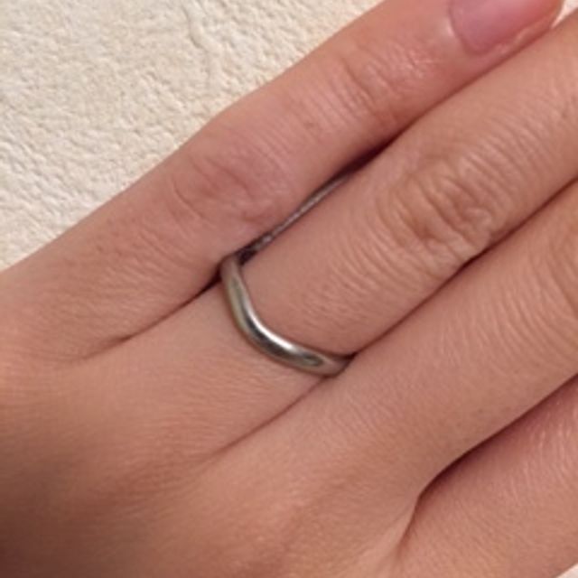 【ティファニー(Tiffany & Co.)の口コミ】 ダイヤが見えていない、だけどただのループの指輪のデザインでは嫌。それ…