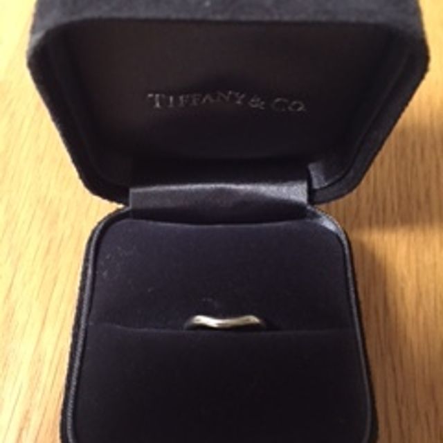 【ティファニー(Tiffany & Co.)の口コミ】 ダイヤが見えていない、だけどただのループの指輪のデザインでは嫌。それ…