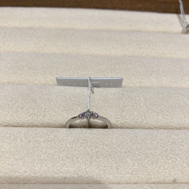 【TRECENTI(トレセンテ)の口コミ】 リングの形がウェーブ状になっており、かわいらしさを感じました。また、…