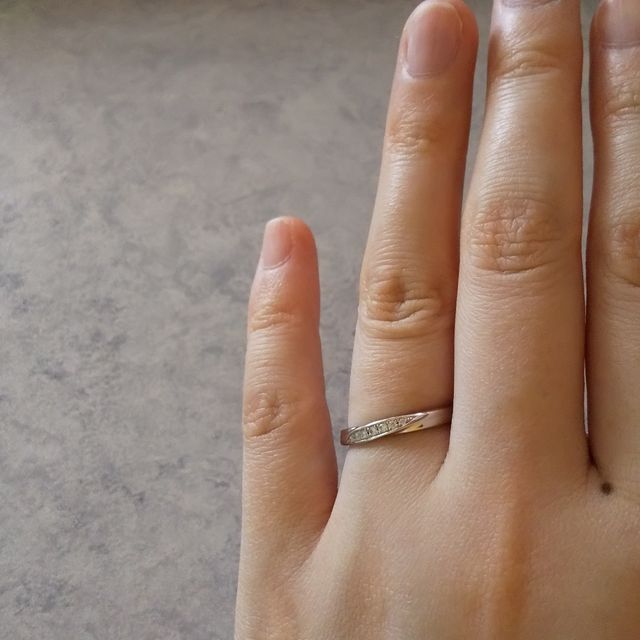 【4℃ BRIDAL(ヨンドシーブライダル)の口コミ】 シンプルだけど華やかさもあるデザインが気に入りました。ダイヤがさりげ…