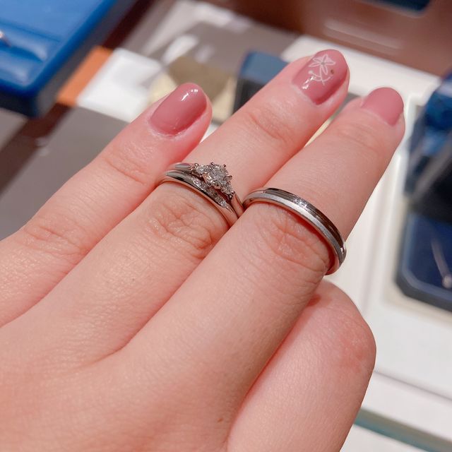 【銀座ダイヤモンドシライシの口コミ】 重ね付けした時に指輪間の隙間が無く
綺麗に見えるのがとっても良かったで…