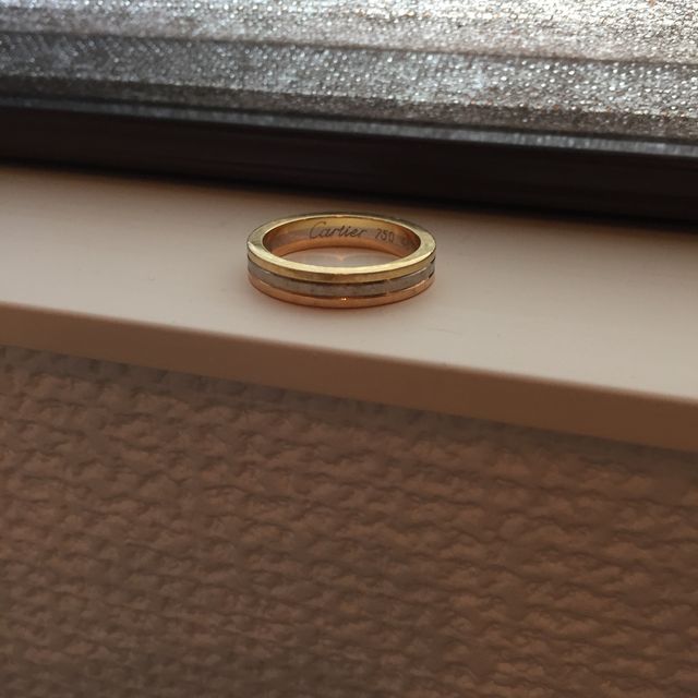 【カルティエ(Cartier)の口コミ】 男の人でも普段使いできるようなデザインで一目で気に入りました。
婚約指…