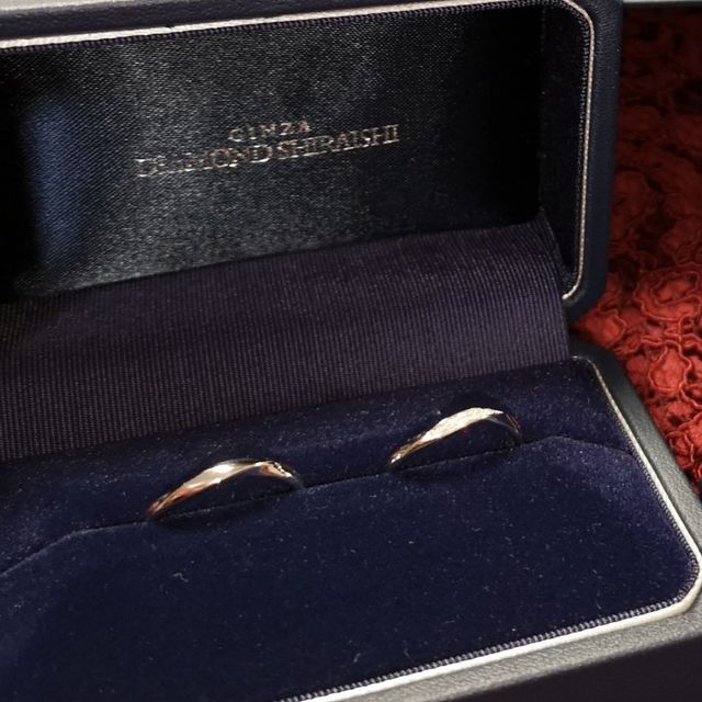 【銀座ダイヤモンドシライシの口コミ】 婚約指輪と同じブランドで選びました。
そのため重ね付けした時にとても似…