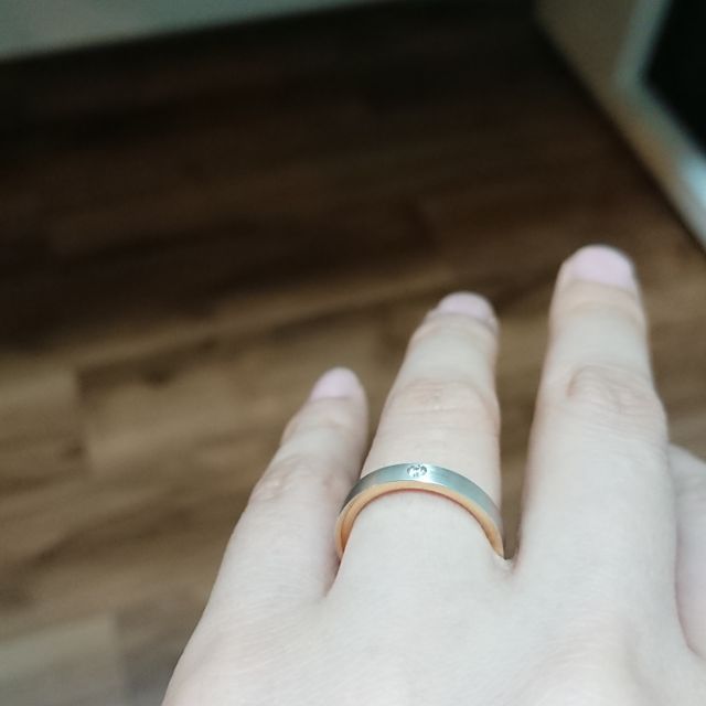 【ラザール ダイヤモンド(LAZARE DIAMOND)の口コミ】 ヘアライン加工で表面がマットな感じがかわいく、控えめなダイヤモンドが…